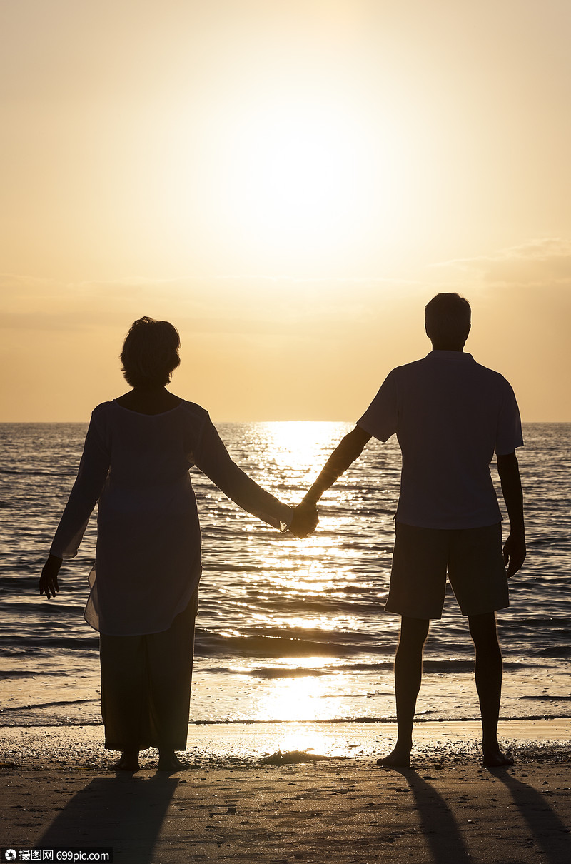 老男女日落日出时牵着手个荒芜的热带海滩上浪漫人