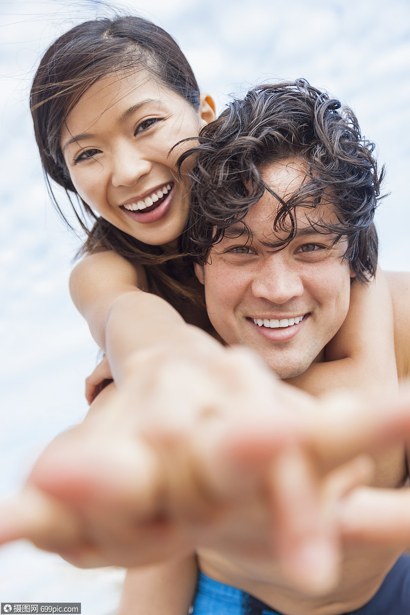 男人女人亚洲夫妇,男朋友女朋友穿着比基尼,海滩上自拍照片摄影
