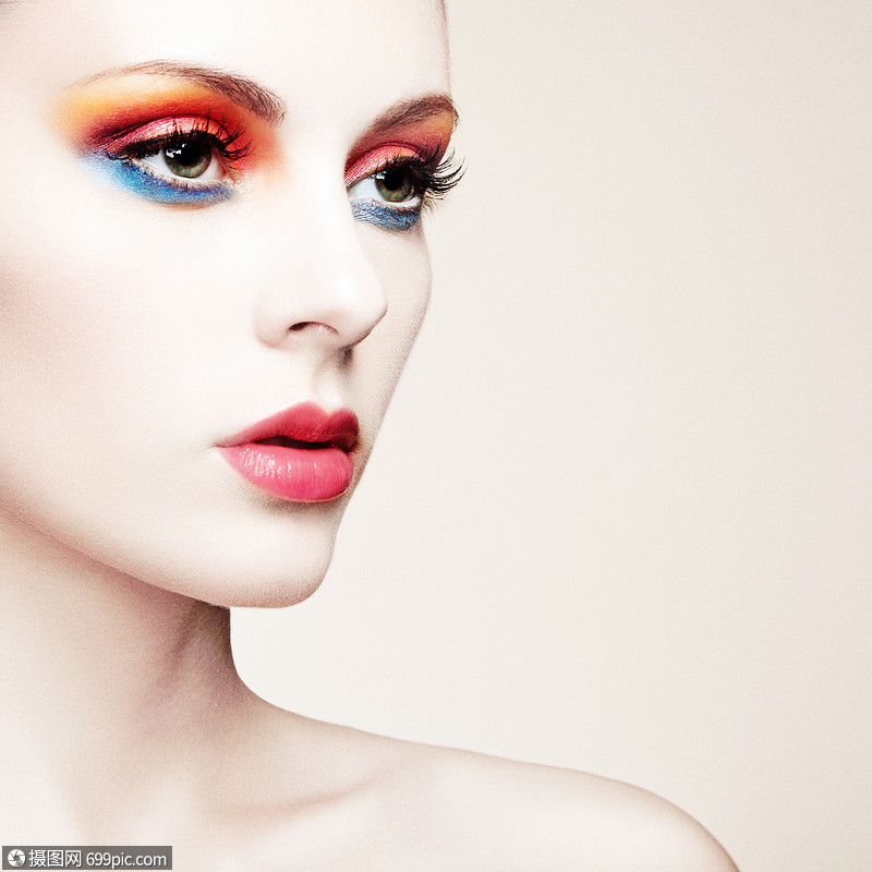 漂亮的女人,化妆完美美丽的肖像时尚照片吸引力的皮肤