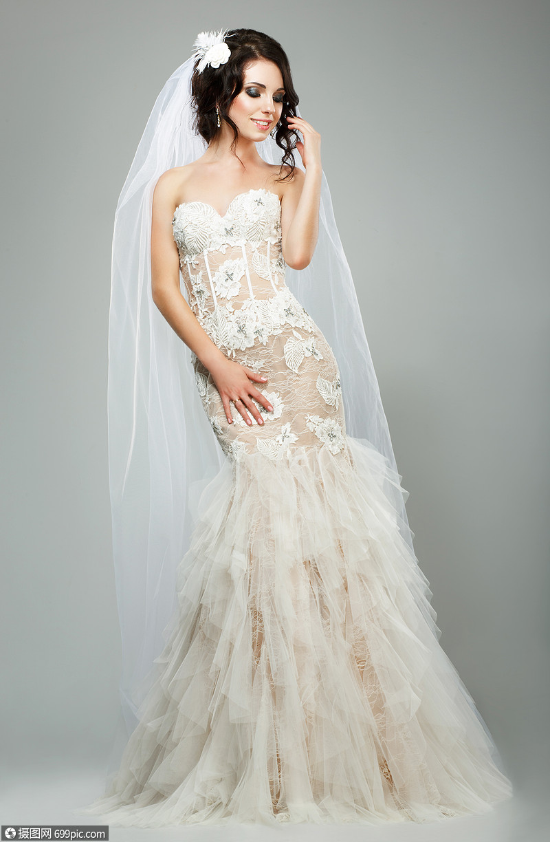 婚礼浪漫感新娘时尚模特穿无袖白色婚纱女气质花