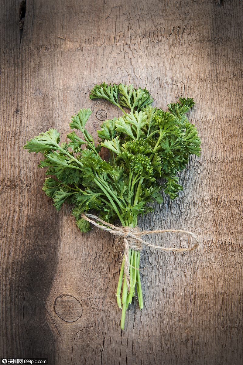 新鲜的欧芹叶子破旧的木制背景上健康的园艺