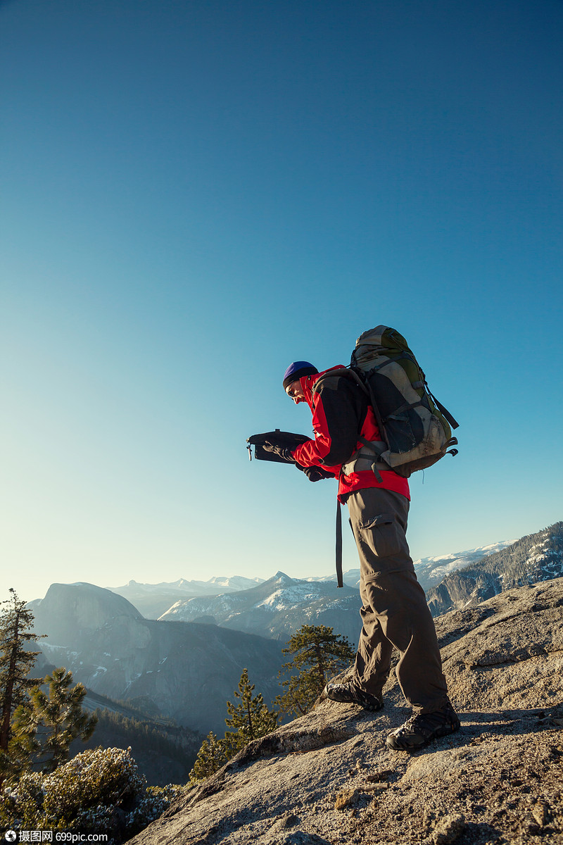 约塞米蒂山徒步旅行背包客登山