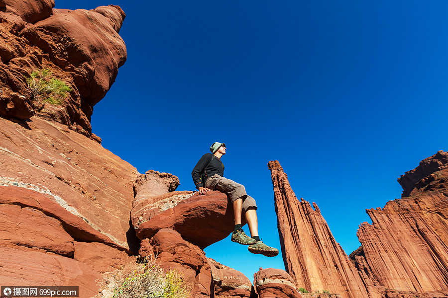 悬崖上的人攀登坐图片