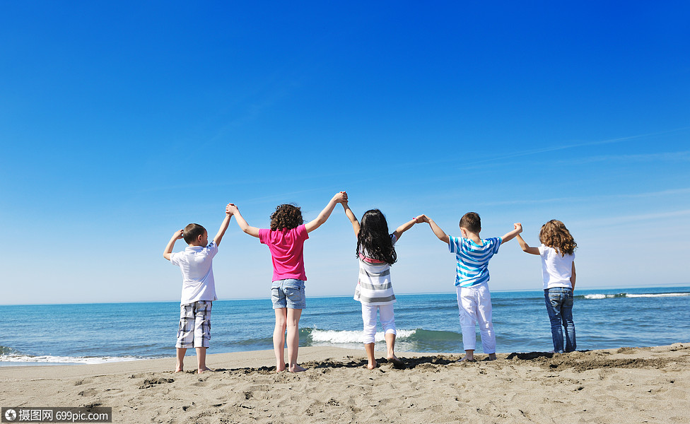 快乐的孩子们玩得开心,海滩上玩游戏