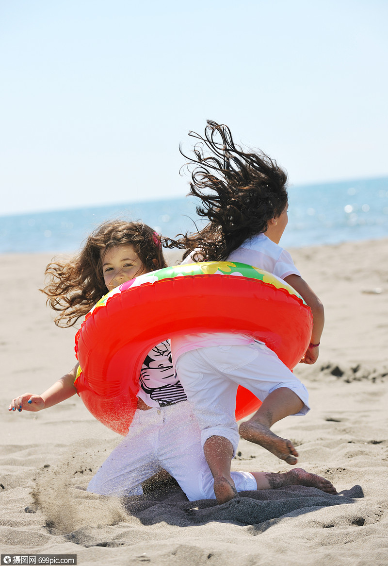 群快乐的孩子海滩上玩游戏童生活方式