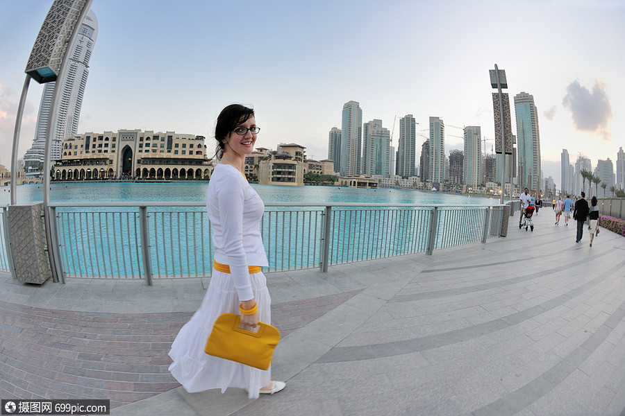 美丽的轻女游客迪拜阿布扎比度假旅行城市的镇