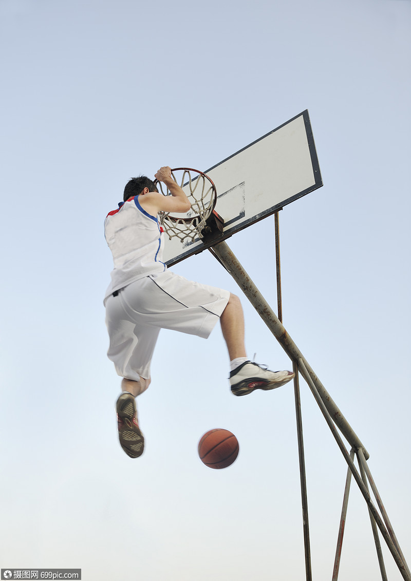 篮球运动员练摆姿势篮球体育运动员的