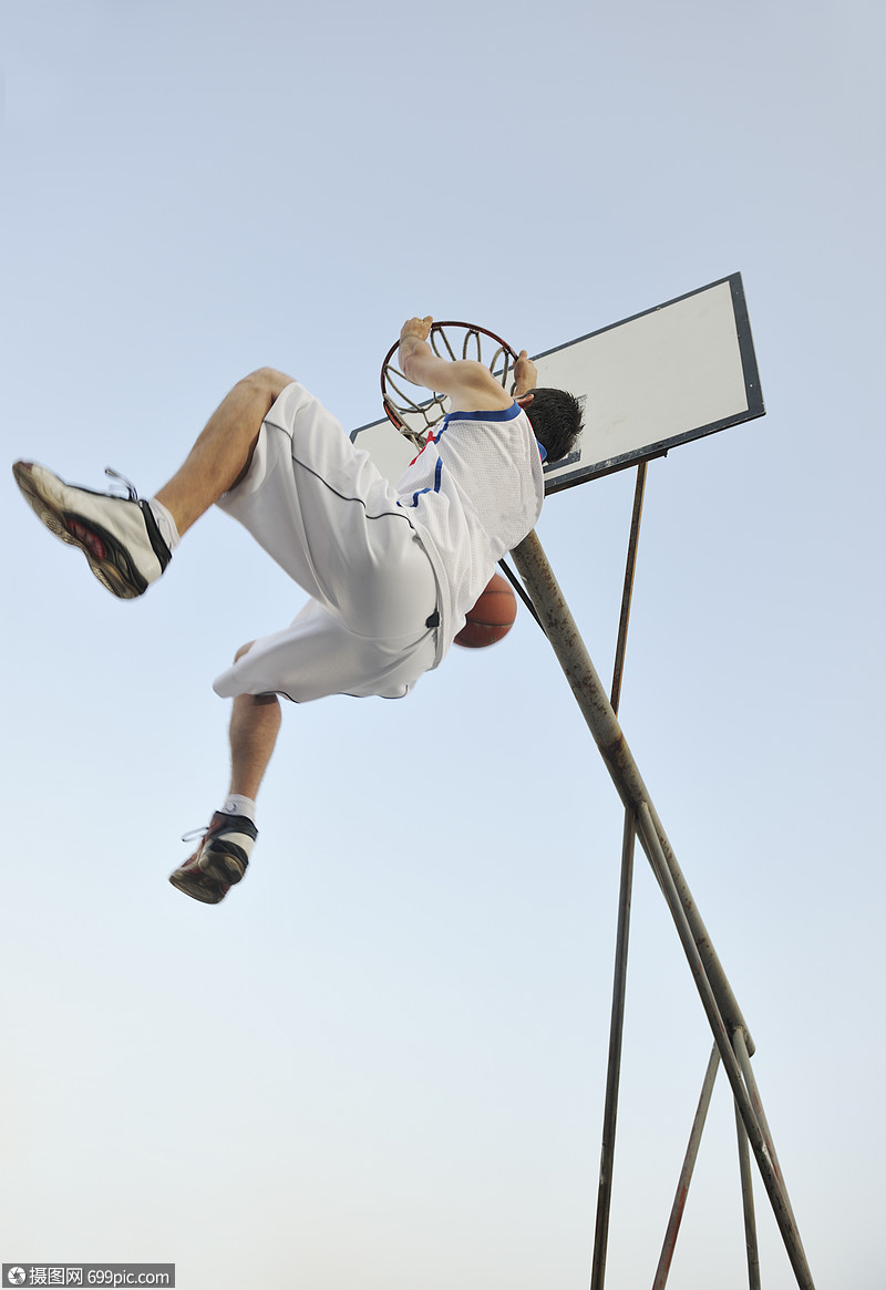 篮球运动员练摆姿势篮球体育运动员的