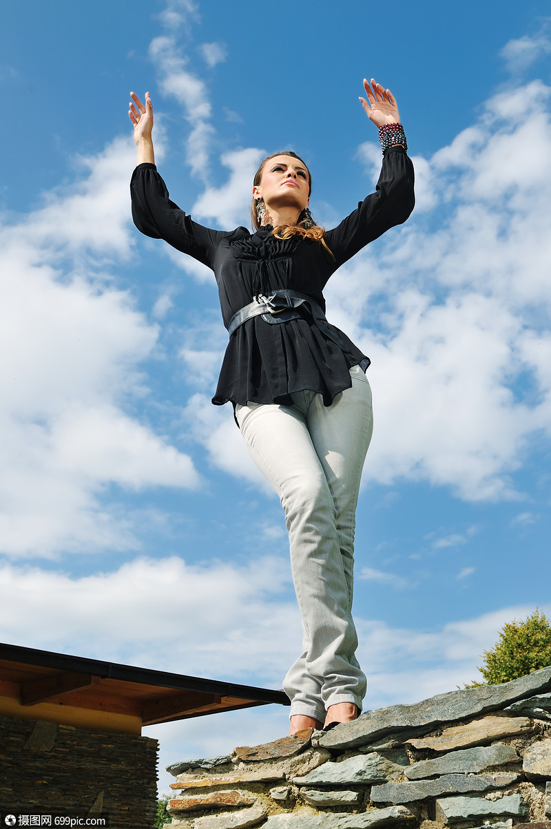 轻女子时装业服装户外摆姿势幸福的微笑