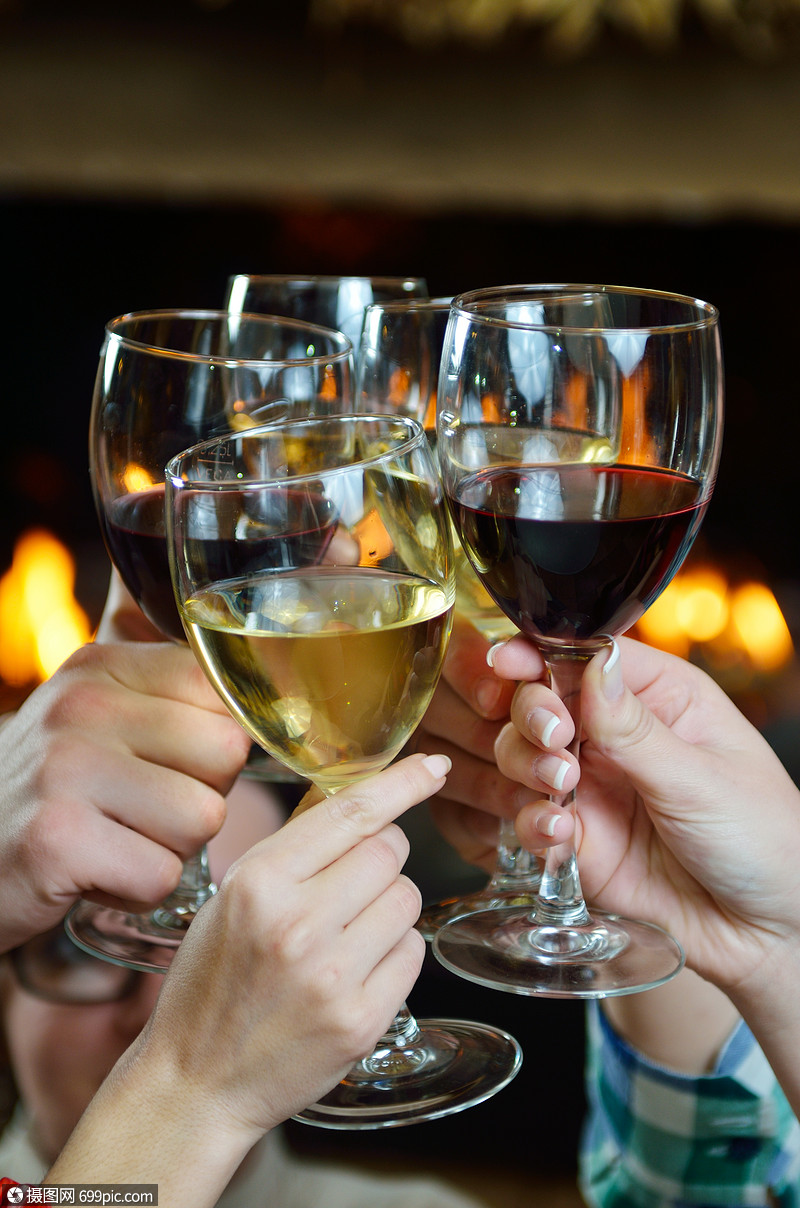 群快乐的轻人迪斯科舞厅喝酒