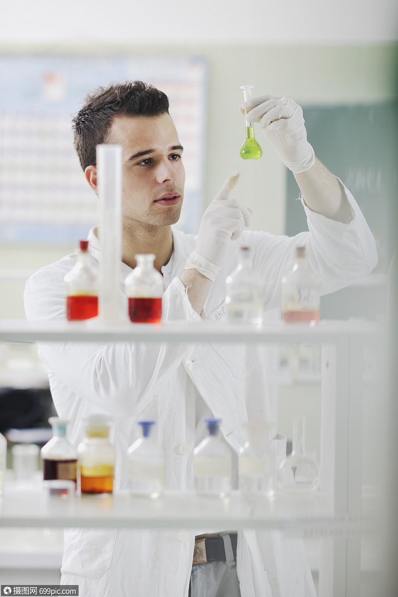 照片 外国人像 化学光明实验室的轻人科学家.jpg