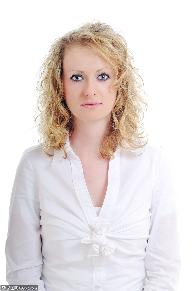 个漂亮的金发女人隔离了个白人