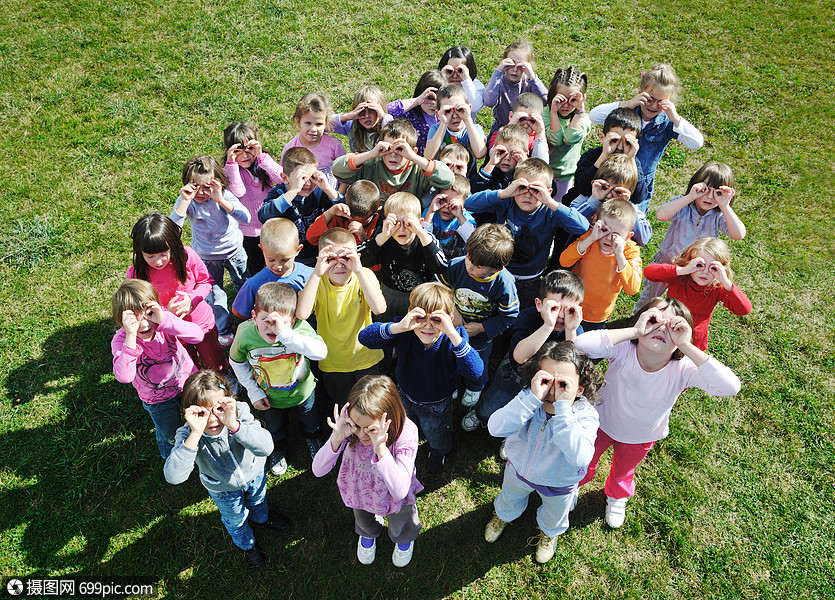快乐的儿童小与老师幼儿园户外学前教育理念中玩得开心