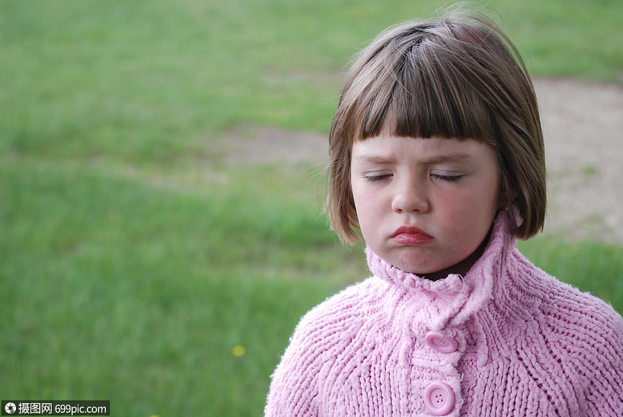 小女孩哭衣服疯狂的