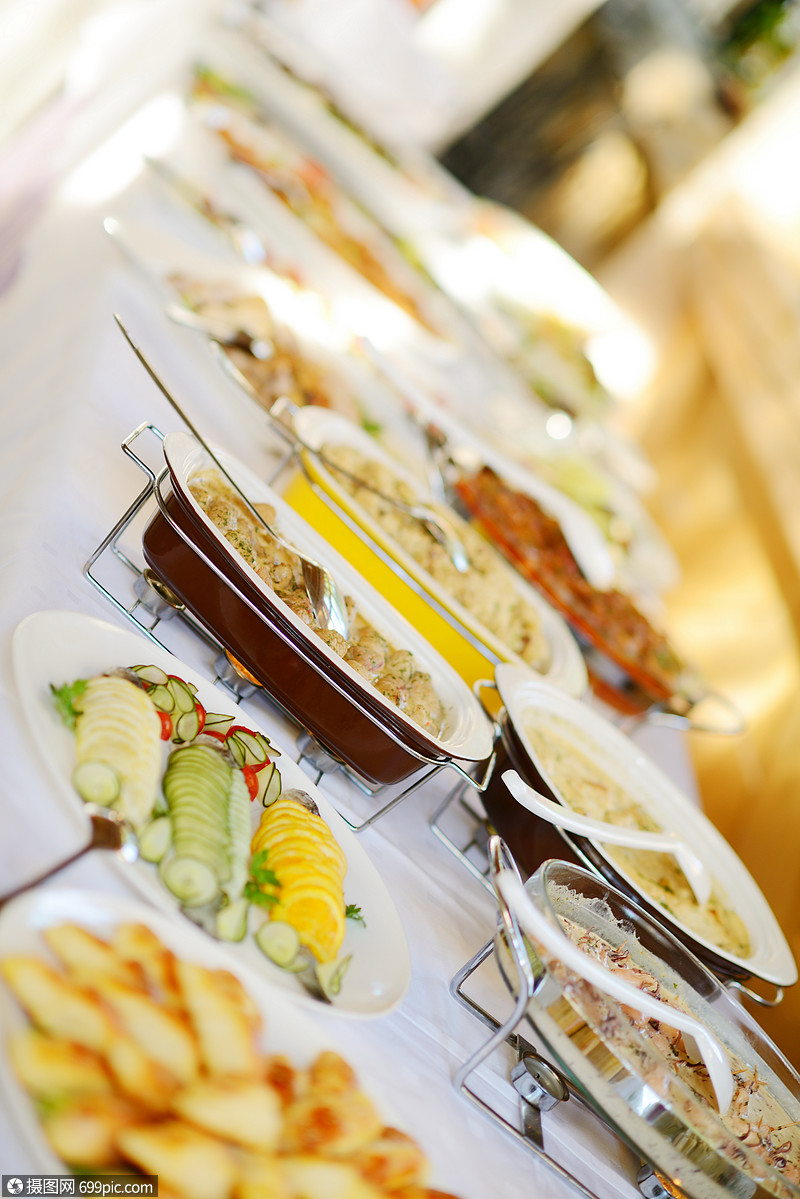 婚礼宴会上用盘子配餐烹饪晚餐