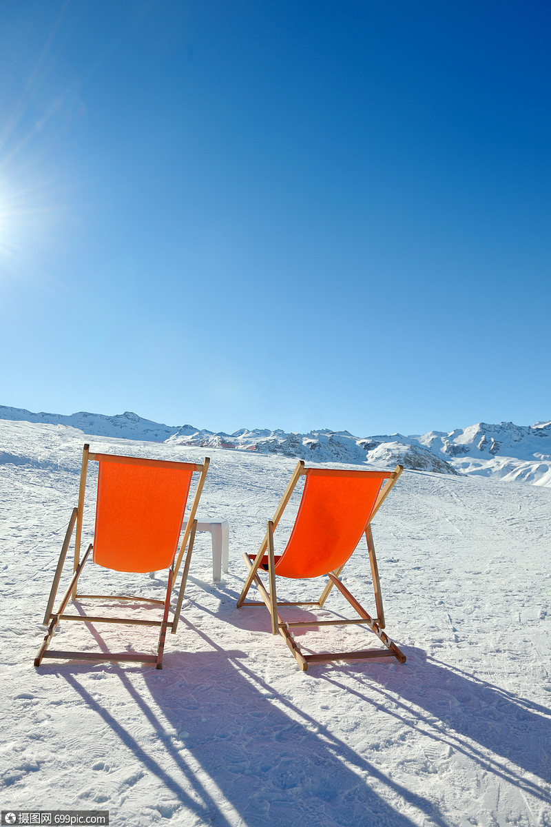 冬季阳光明媚的日子山脉顶部的椅子背景蓝天代表着放松的