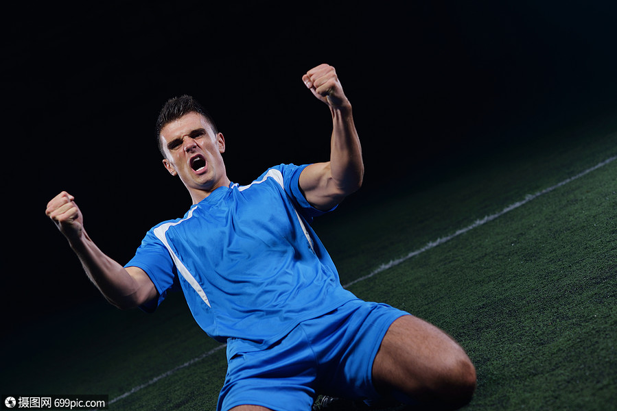 照片 外国人像 足球运动员队庆祝胜利,成为比赛冠,同时举行胜利.jpg