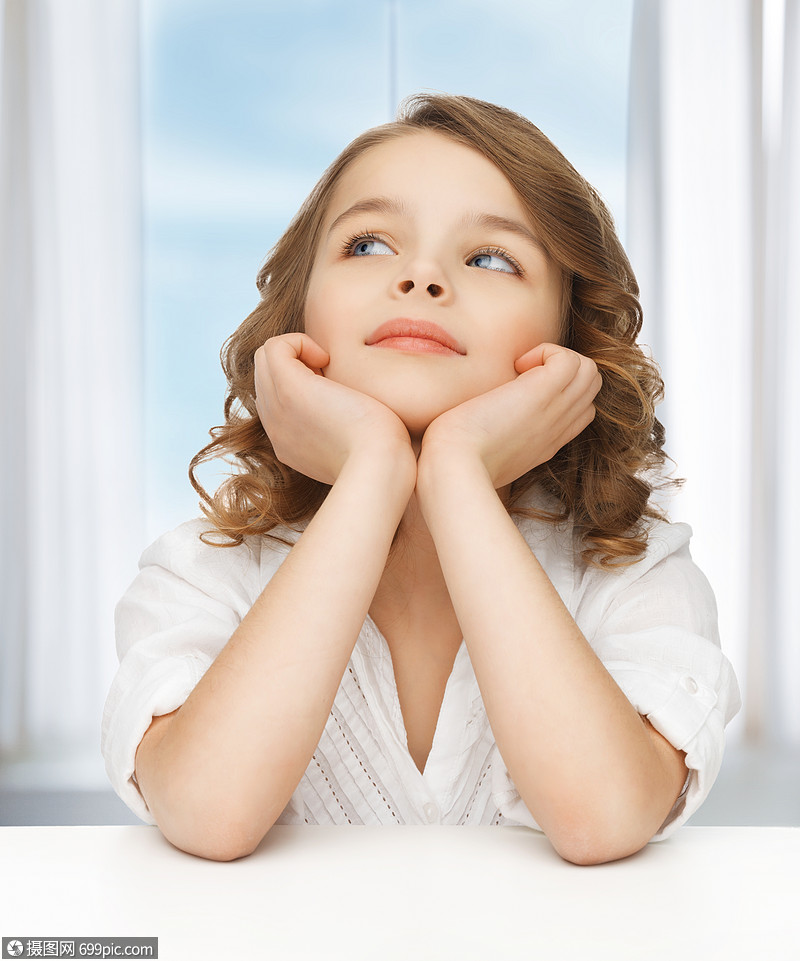 思考穿休闲衣服的青春期前女孩的照片儿童令人愉快的