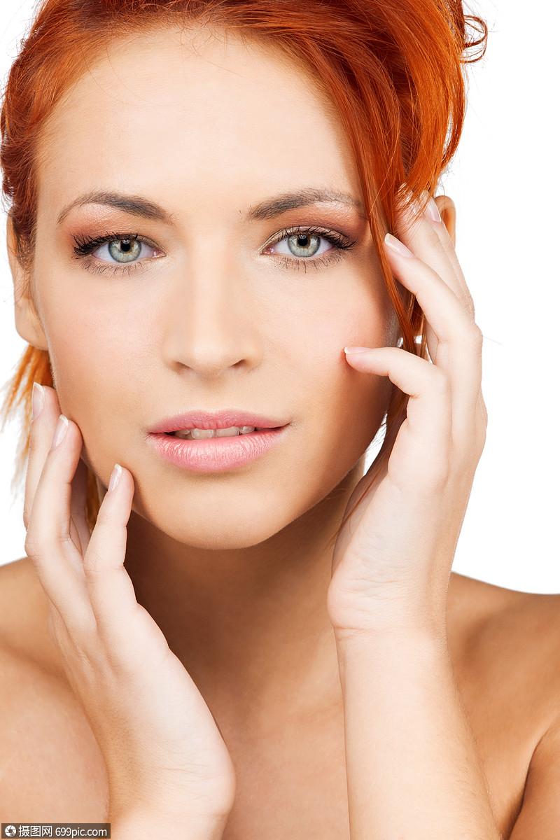 美丽女人抚摸她脸的肖像