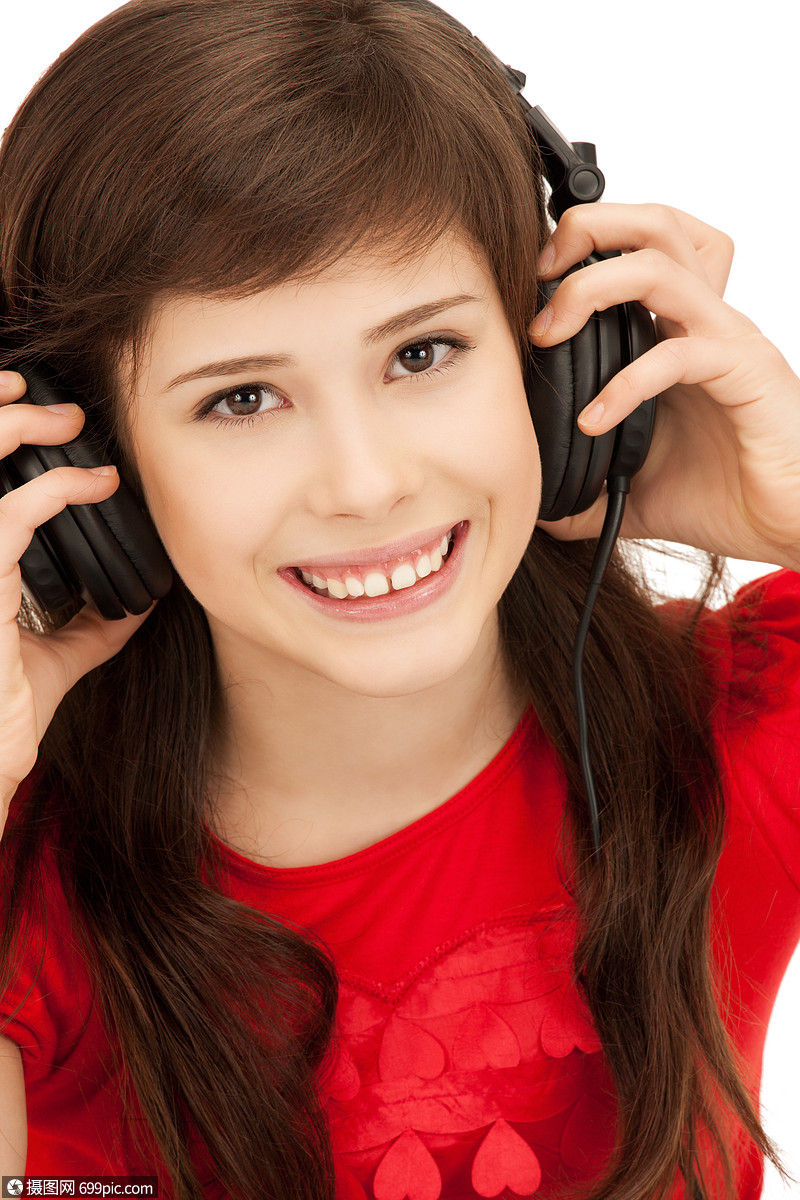 戴着大耳机的快乐少女的照片女孩听力