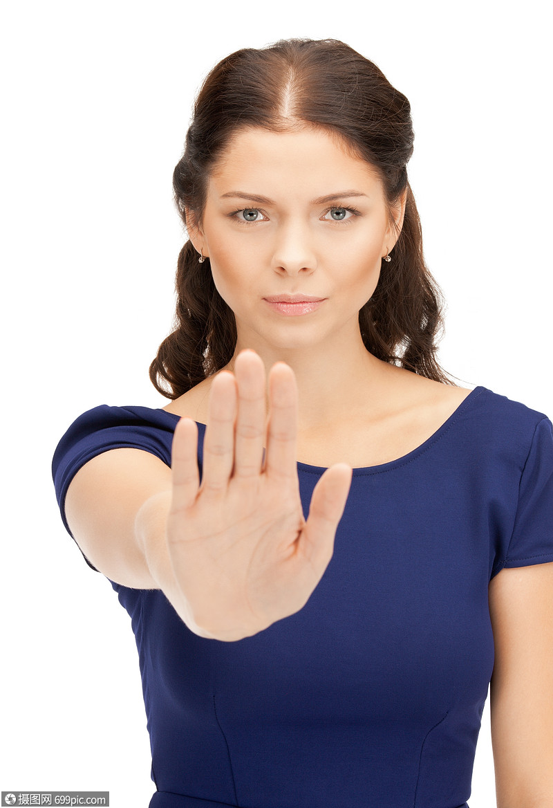 轻女人停止手势的明亮画