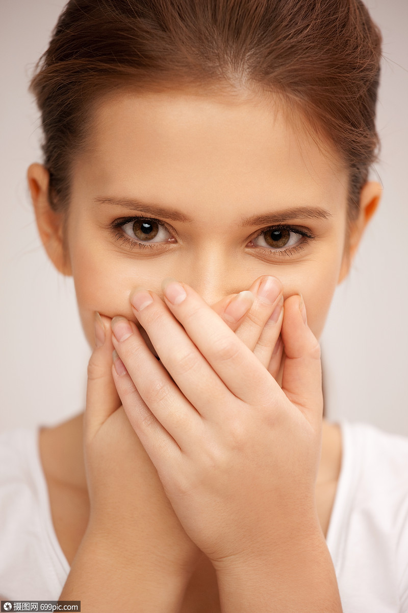 明亮的特写照片,女人用手捂住嘴吃惊的乏味的