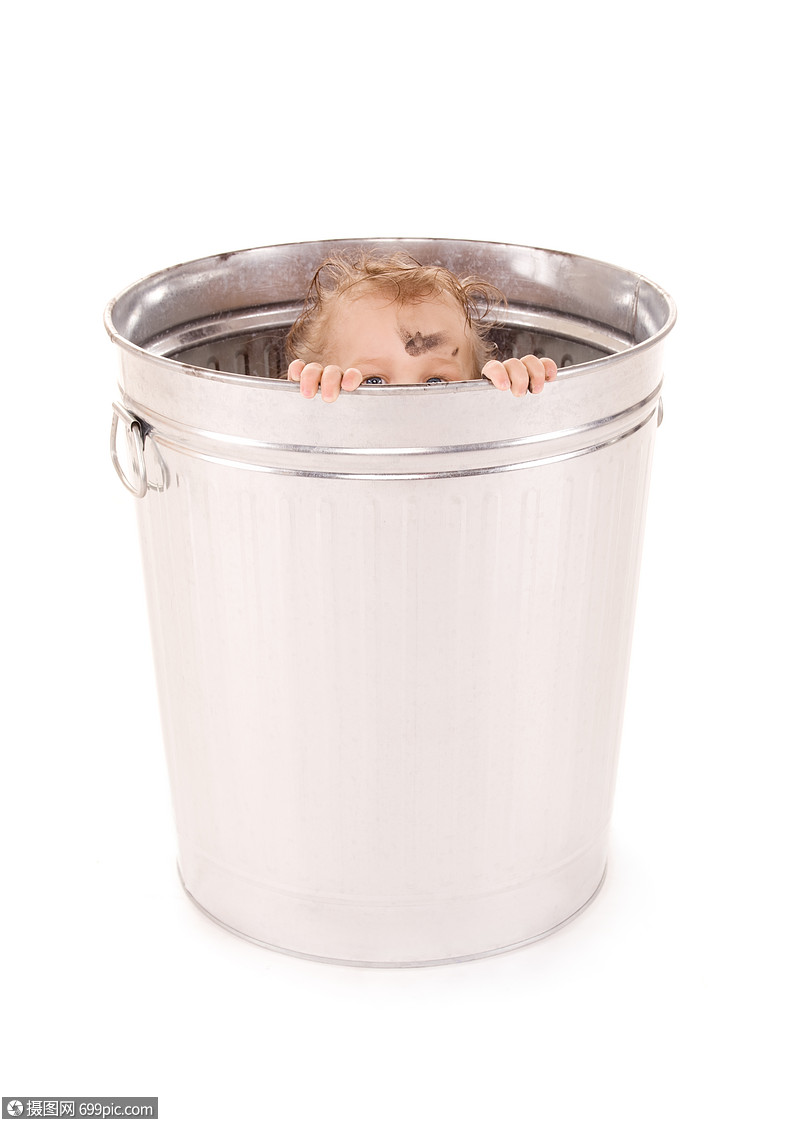 垃圾桶里可爱宝宝的照片集中手上