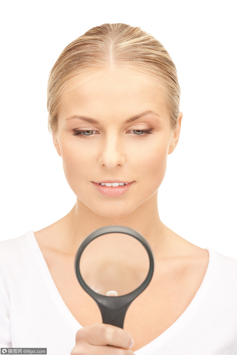 用放大镜白色上的女人的照片女的特写镜头