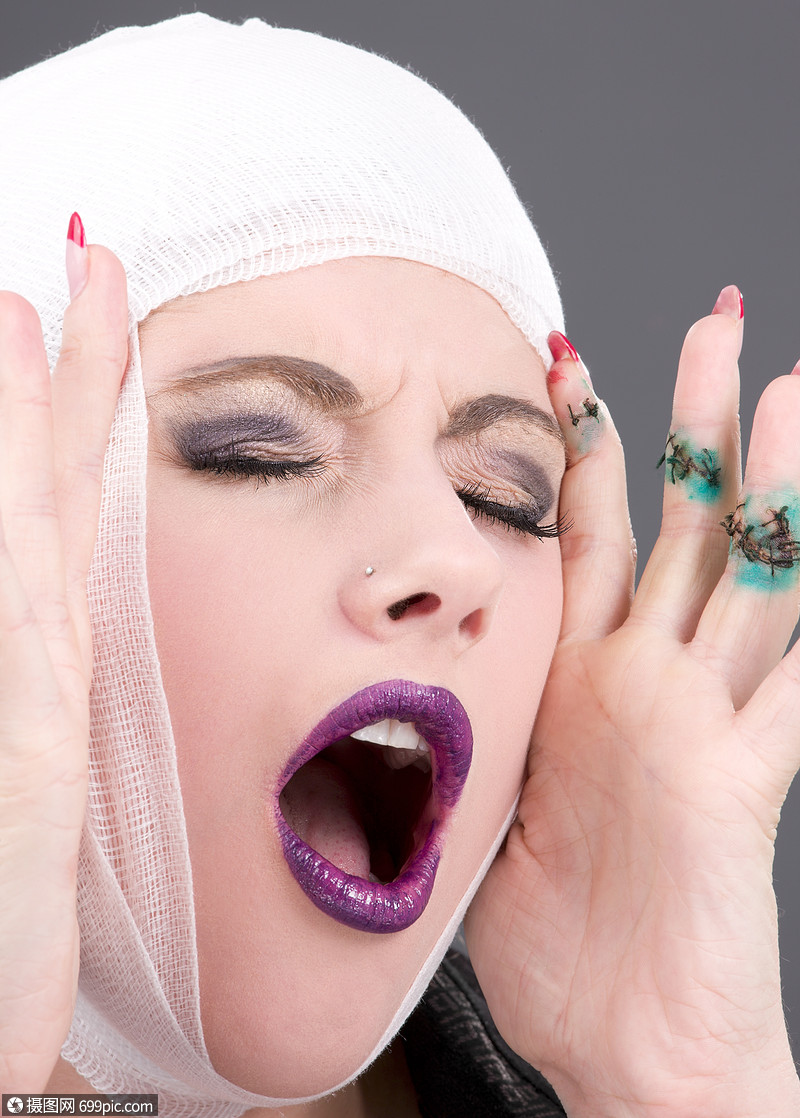 痛苦的女人脸过灰色的照片