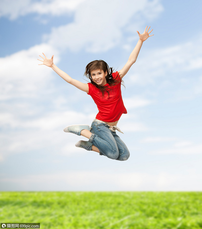 青春健身快乐的女孩空中跳跃跳跃的摆姿势