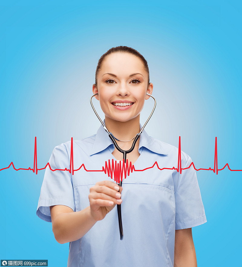 保健医学微笑的女医生护士用听诊器打心跳