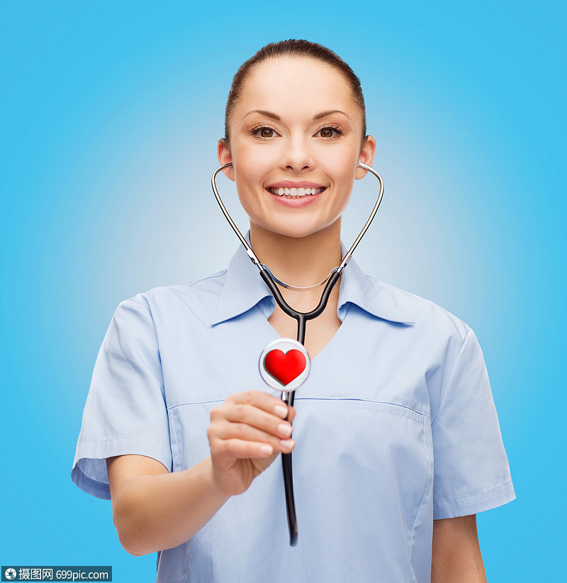 保健医学微笑的女医生护士用听诊器心脏的心跳