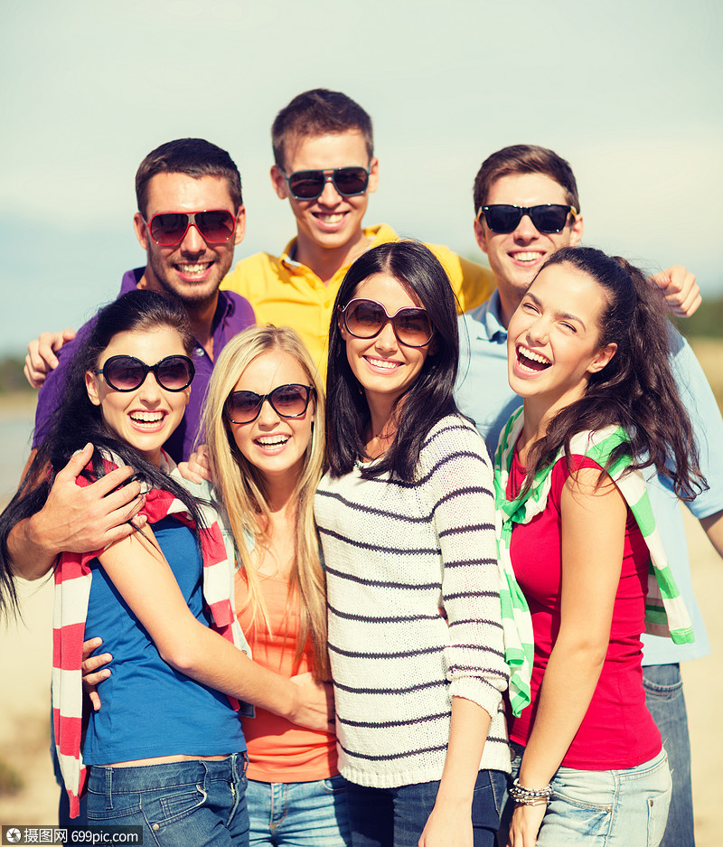 快乐的人群朋友海滩上玩得很开心笑好的