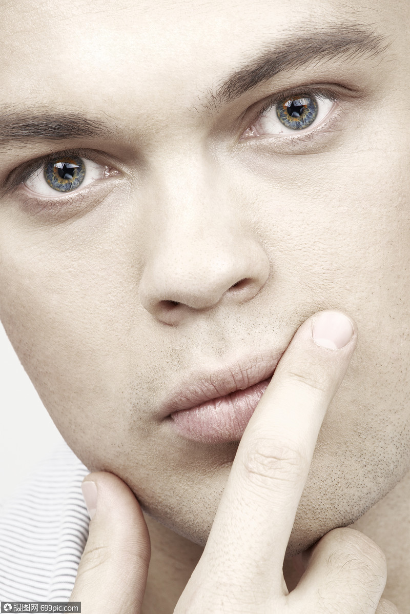 蓝眼睛英俊男人的特写肖像自信的晒黑