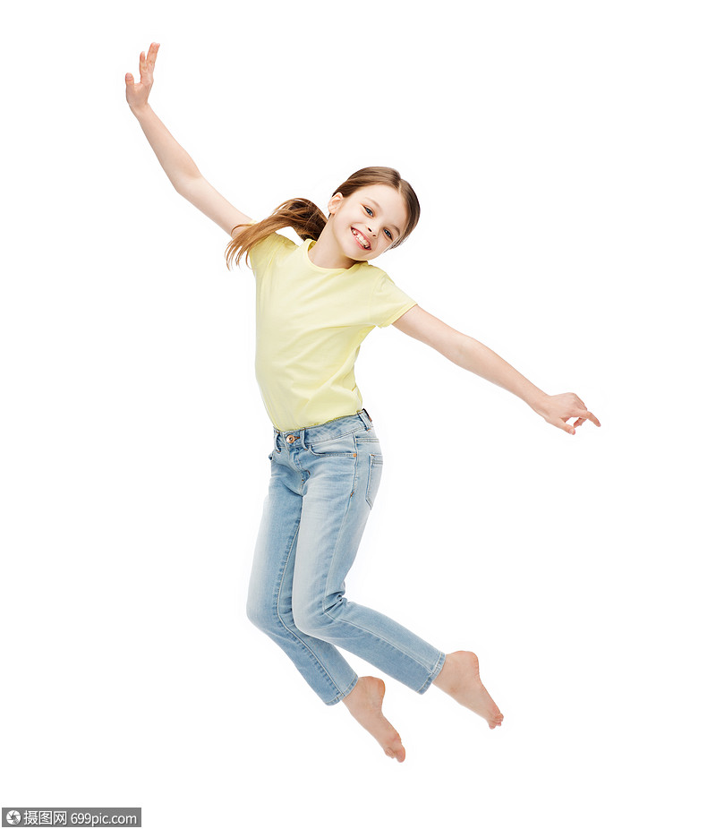 快乐,活动孩子的微笑的小女孩跳跃人姿势