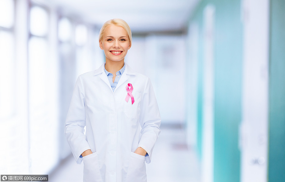 医疗保健医学微笑的女医生与粉红色癌症意识丝带医院背景专家外套