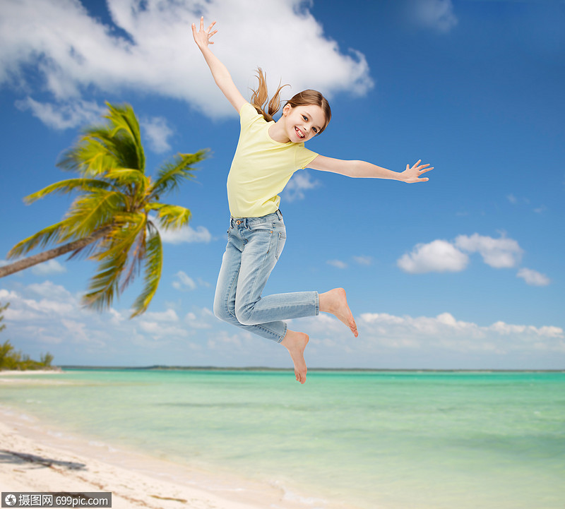 快乐,活动孩子的微笑的小女孩跳跃小孩幸福的