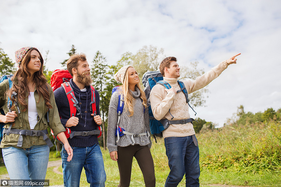 冒险,旅行,旅游,徒步旅行人的群微笑的朋友带着背包散步轻的旅行者