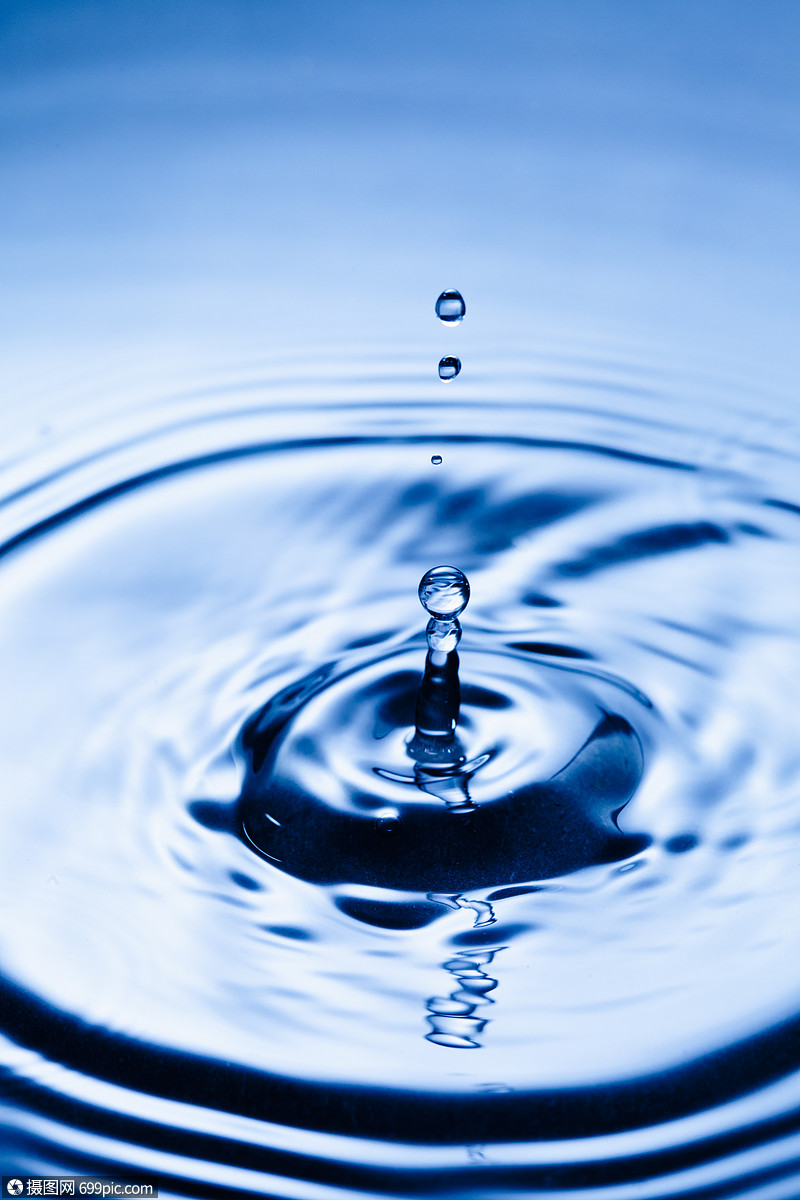 蓝色水滴特写,抽象背景