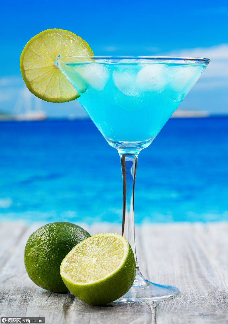 海滩上的蓝色咖喱鸡尾酒片新鲜的