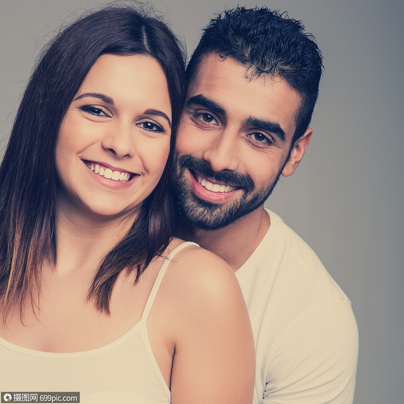趣的爱情夫妇互相拥抱的肖像
