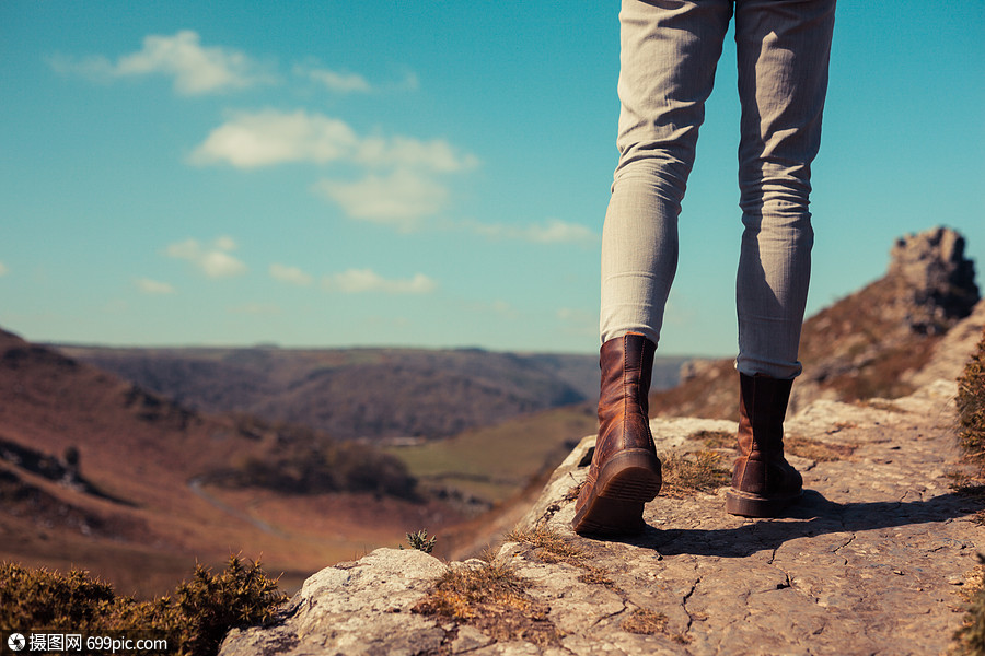 特写位轻女子的脚腿,因为她正山区徒步旅行健康的步行