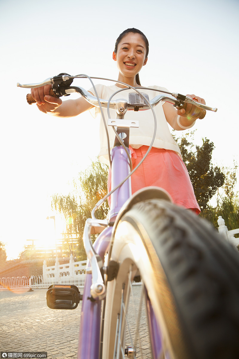 骑自行车的轻女人种族骑脚踏车兜风