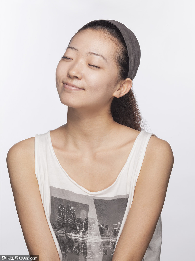 微笑的轻女人闭着眼睛,工作室拍摄肖像放松
