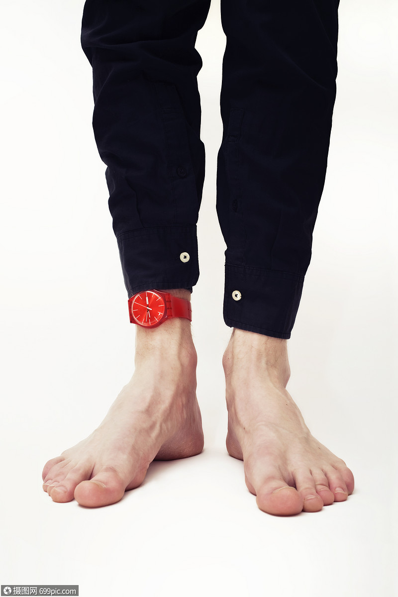 男人的脚红色的时钟白色的背景上