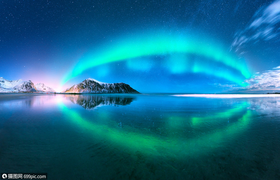 极光反射水中挪威洛福滕岛的北极光蓝色的天空极地的灯光夜景与极光