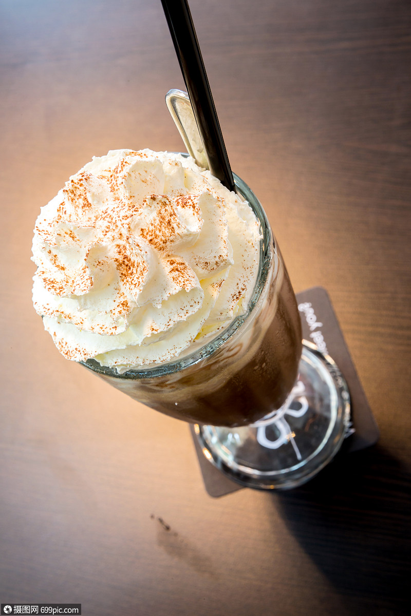 杯加奶油的冰摩卡咖啡