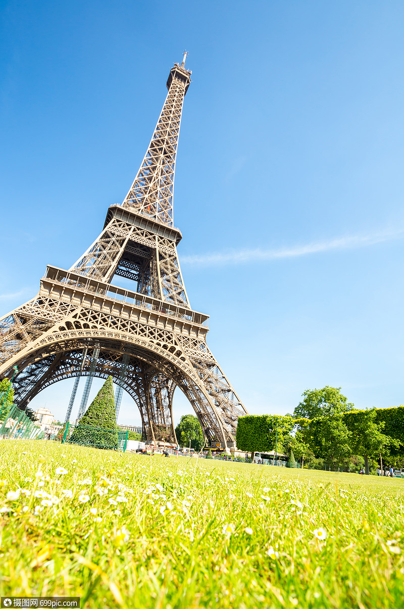 埃菲尔铁塔与蓝天巴黎法国