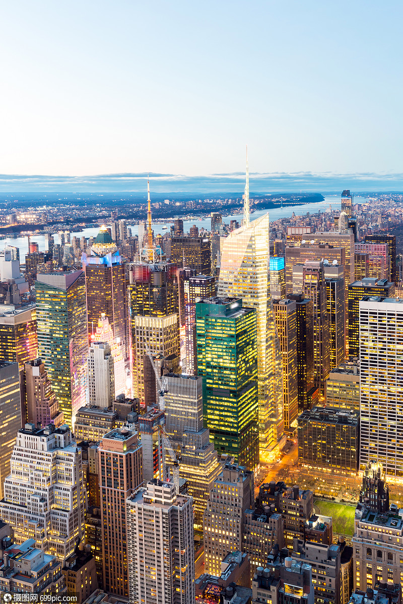 空中纽约市天际线城市摩天大楼黄昏,美国