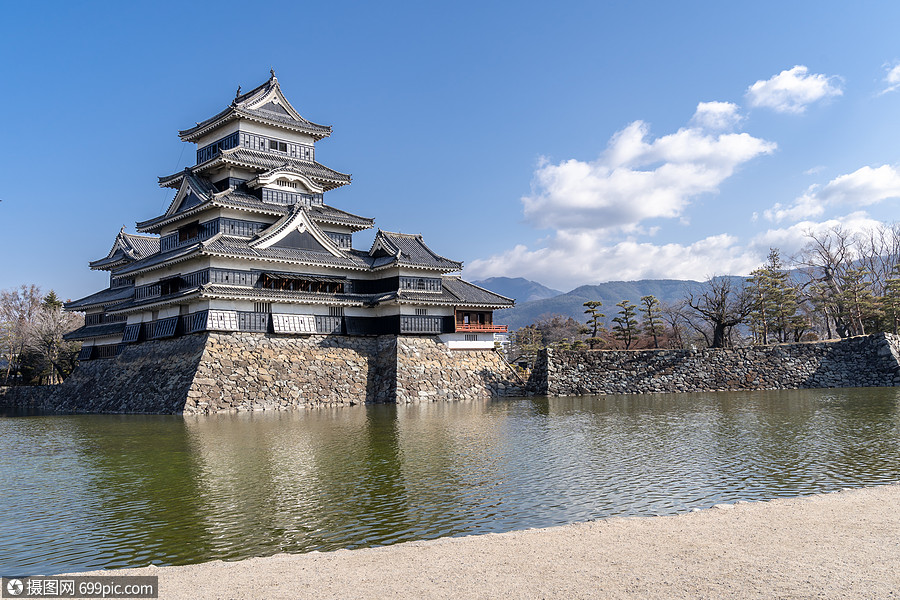 松本城堡抗蓝天松野市冬天松本城堡日本座古老的历史城堡,它的绰号